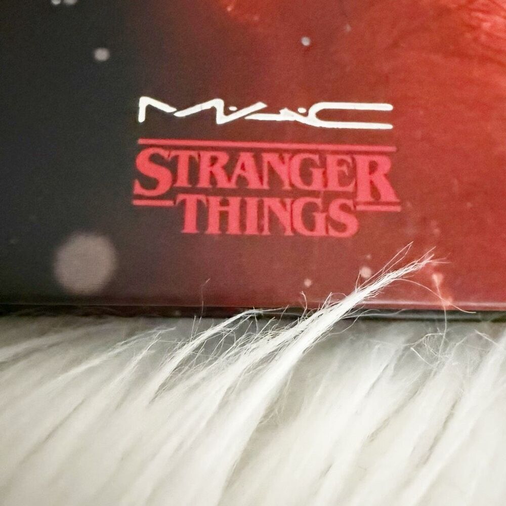STRANGER THINGS x MAC | Limited Edition Powder Blush "He Likes It Cold" | .21 oz - Picture 3 of 6